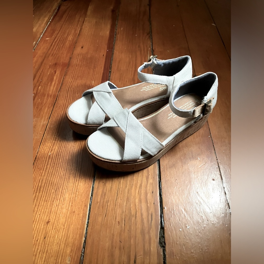 Tom’s harper platform sandal size 6 like new